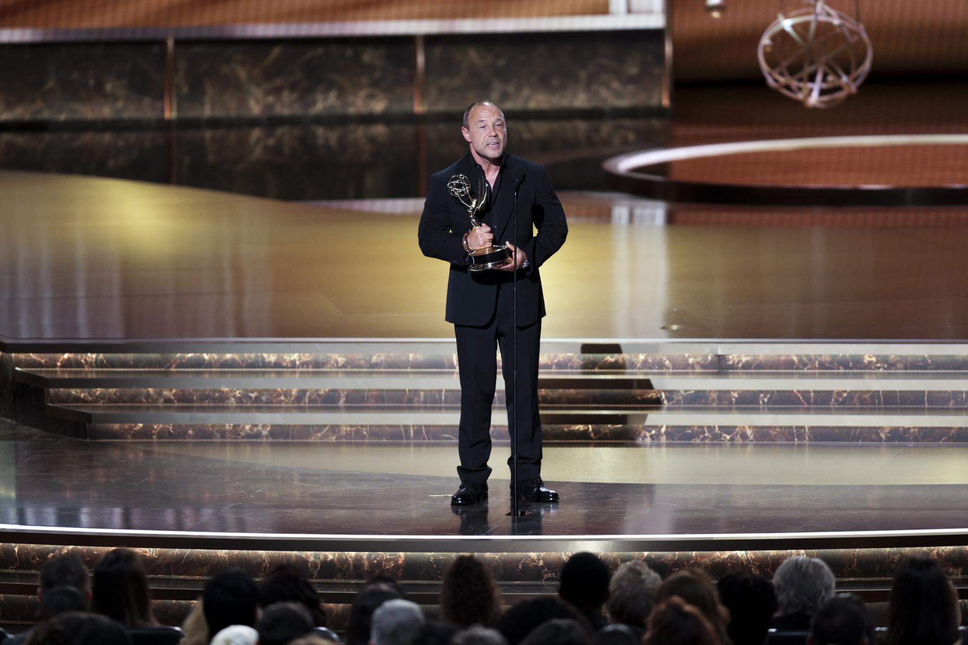 En el apartado a mejor serie limitada, 'Adolescence' conquistó con ocho estatuillas las categorías principales. Stephen Graham recogió el premio a mejor dirección y a mejor actor principal. EFE/EPA/ALLISON DINNER
