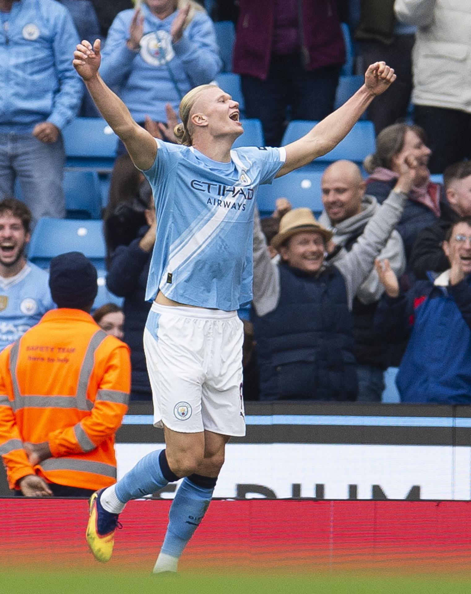 El jugador del City Erling Haaland celebra el 4-1 durante el partido de la Premier League que han jugado Manchester City y Burnley FC, en Manchester, Reino Unido. EFE/EPA/PETER POWEL
