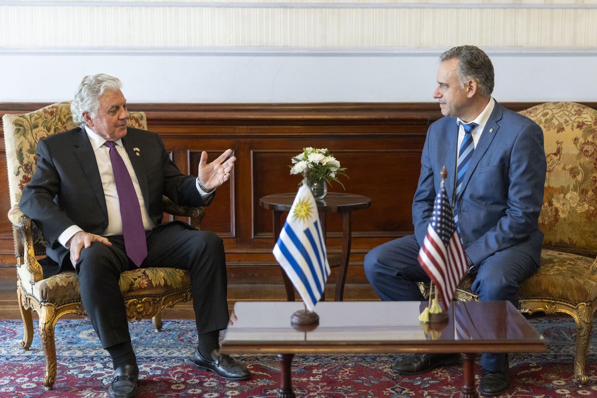 Fotografía cedida por la Presidencia de Uruguay de su mandatario Yamandú Orsi (d), hablando con el nuevo embajador de Estados Unidos en Uruguay, Lou Rinaldi , este martes en Montevideo (Uruguay). EFE/ Camilo Dos Santos Ayala / Presidencia de Uruguay