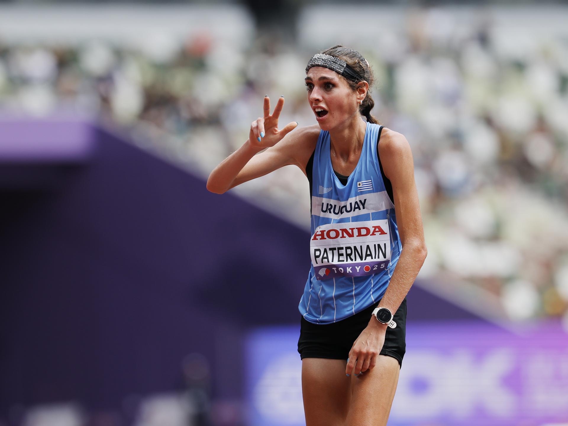 Ni la uruguaya Julia Paternain creía que había llegado en el tercer lugar del maratón de los Mundiales de Atletismo 2025 de Tokio. EFE/EPA/FRANCK ROBICHON