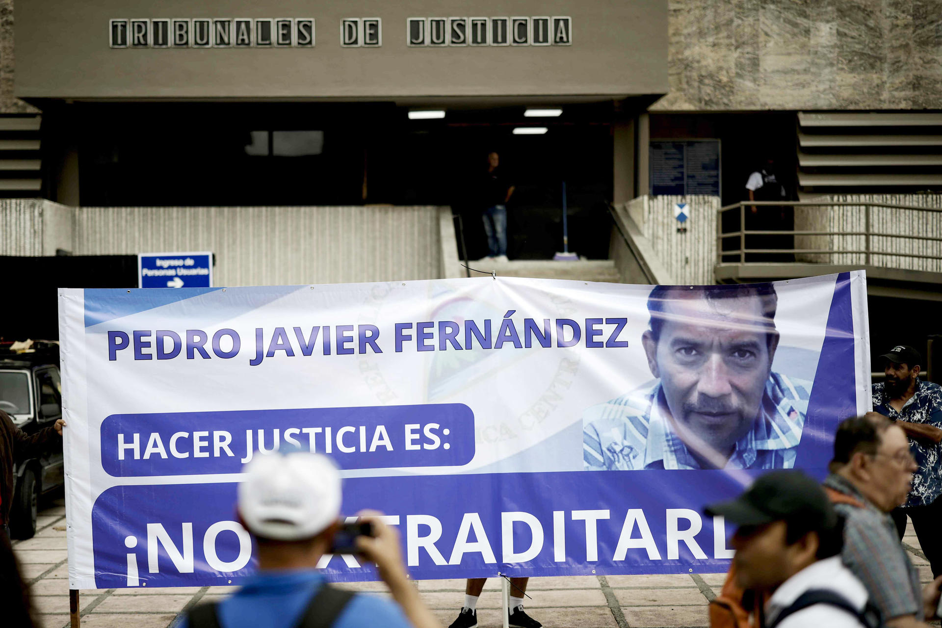 Personas participan en un plantón este 30 de septiembre de 2025, frente a los tribunales de justicia en San José (Costa Rica). EFE/ Jeffrey Arguedas

