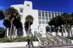 Fotografía del edificio del Palacio de Justicia donde se lleva a cabo el juicio contra Ryan Routh en Fort Pierce, Florida (EE.UU.). EFE/EPA/CRISTOBAL HERRERA-ULASHKEVICH