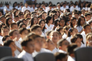 Estudiantes del Instituto Técnico de Exalumnos Salesianos asisten a un acto cívico este lunes, en San Salvador (El Salvador). EFE/Rodrigo Sura
