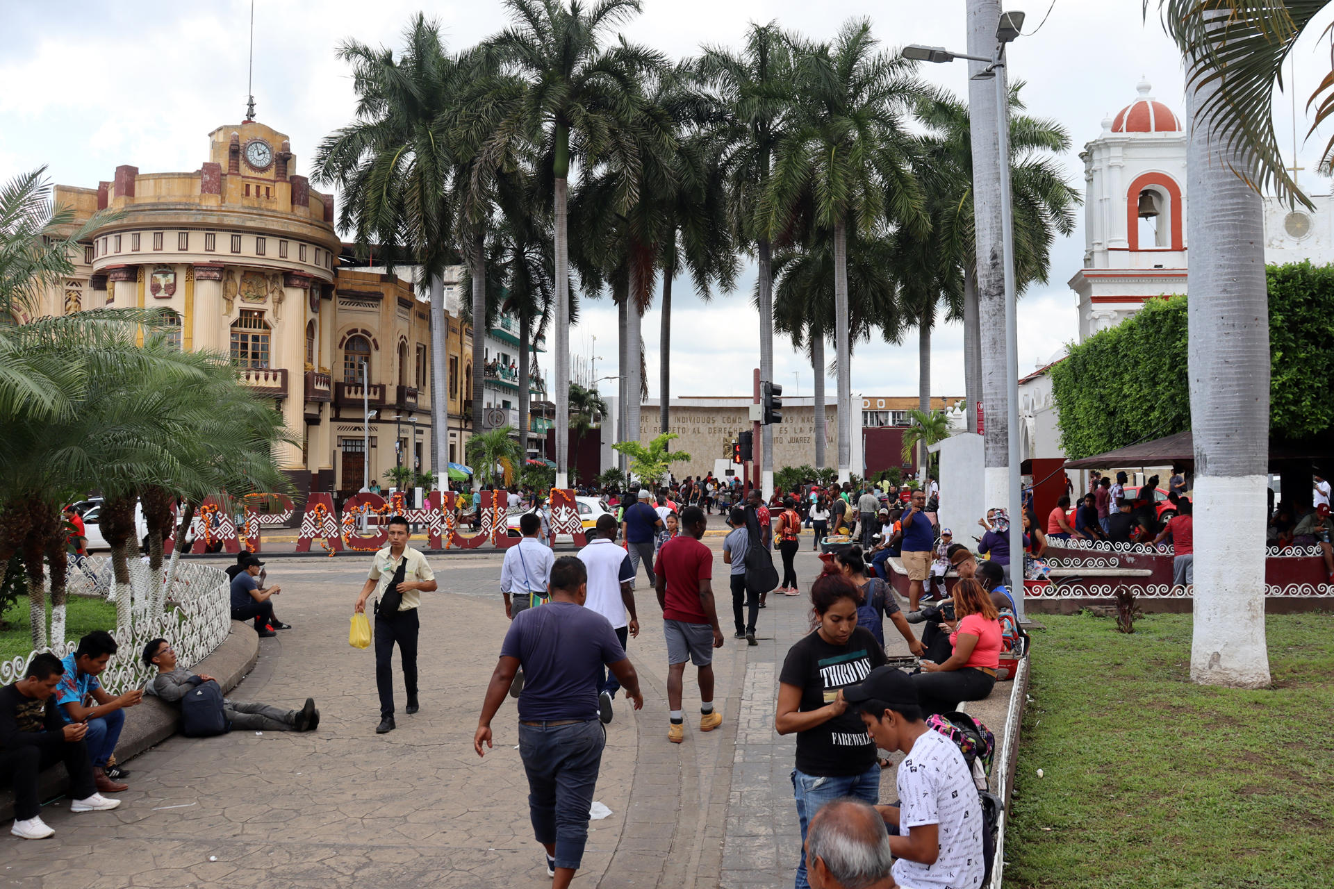 Migrantes de origen centroamericanos permanecen en un parque en la ciudad de Tapachula, estado de Chiapas (México). Fotografía de archivo. EFE/ Juan Manuel Blanco
