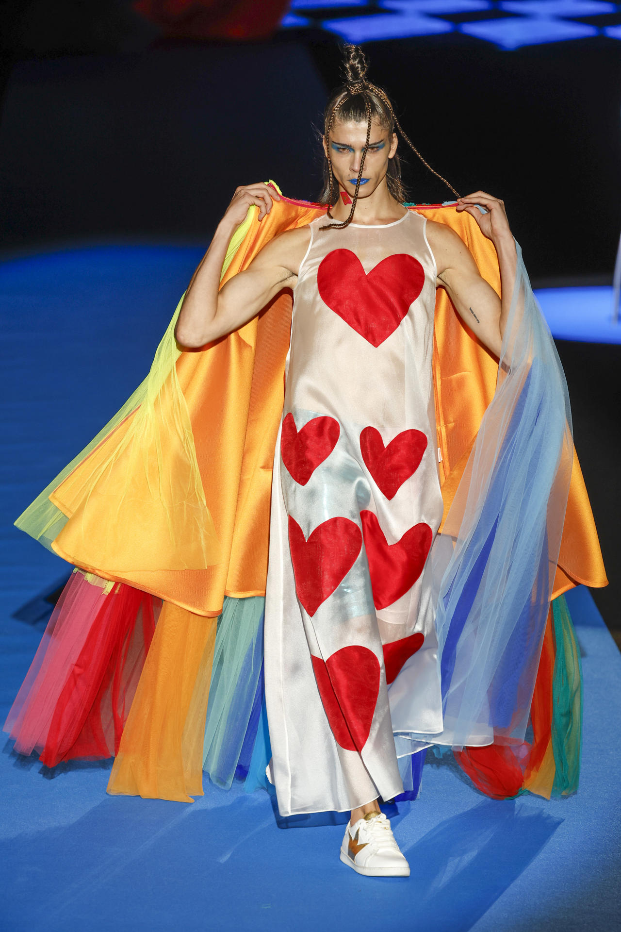 Una modelo muestra una creación de la diseñadora Ágatha Ruiz de la Prada durante la presentación de su colección este jueves en el marco de la Semana de la Moda Mercedes Benz Fashion Week Madrid en Ifema.EFE/ J.J. Guillén