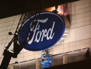 Foto de archivo del logo de la empresa Ford. EFE/JEFF KOWALSKY