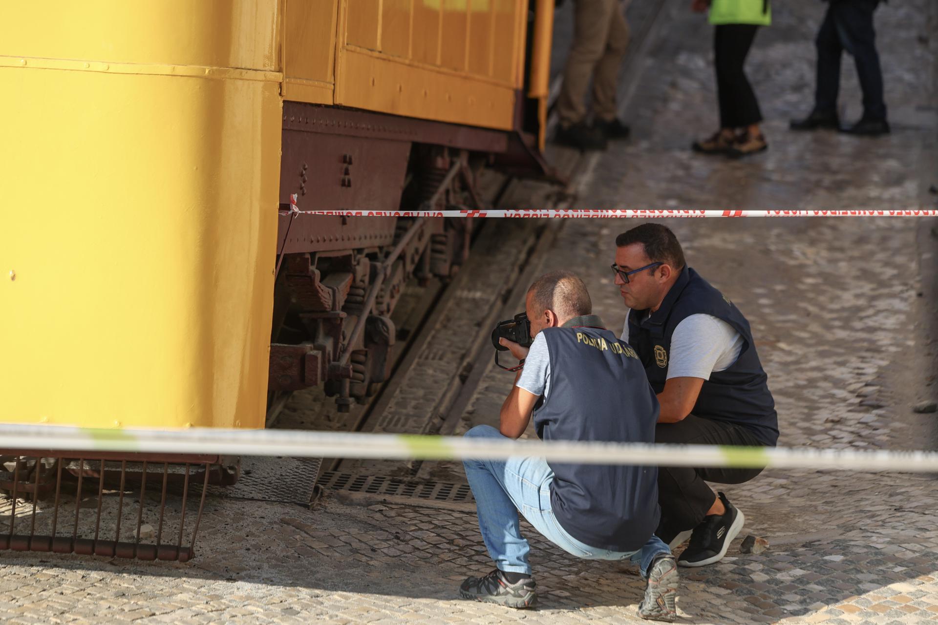 Técnicos trabajan en el lugar del accidente del funicular de Gloria, en Lisboa. EFE/EPA/TIAGO PETINGA