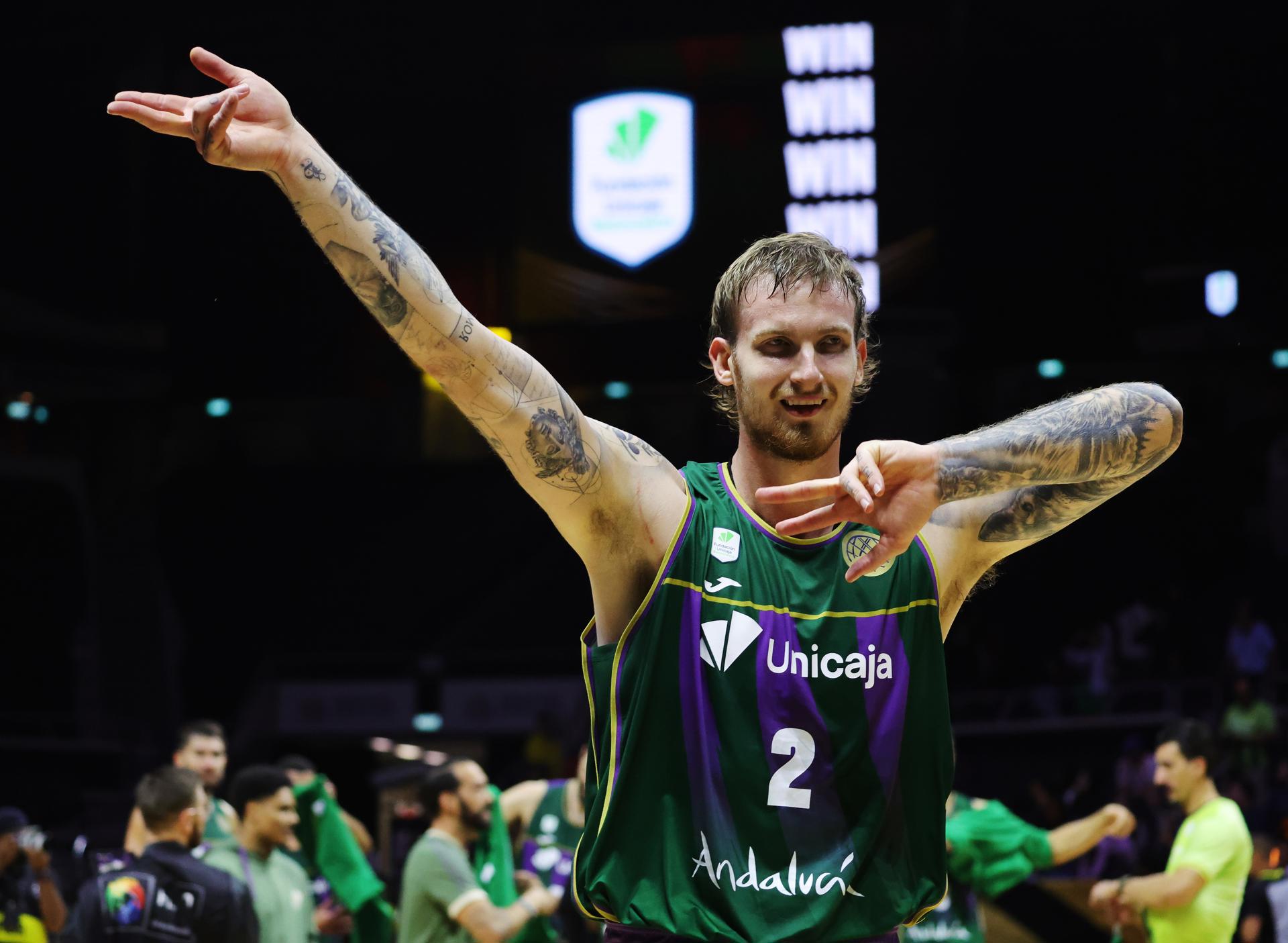 Los jugadores del Unicaja celebran tras ganar la final de la Copa Intercontinental FIBA 2025 de baloncesto entre el NBA G League United y el Unicaja en el Singapore Indoor Stadium de Singapur, el 21 de septiembre de 2025. (Baloncesto, Singapur). EFE/EPA/HOW HWEE YOUNG