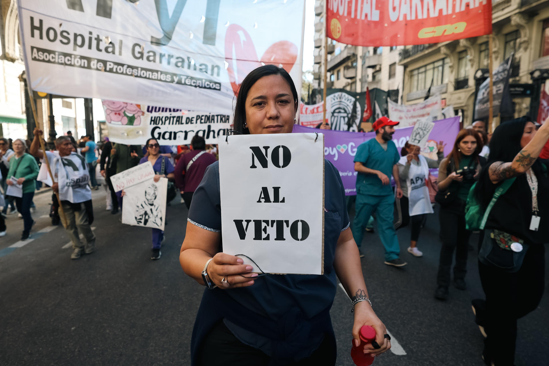 Una mujer se manifiesta este viernes, en rechazo al veto del presidente de Argentina, Javier Milei, a una ley que declara la emergencia en salud pediátrica, en Buenos Aires (Argentina). EFE/ Juan Ignacio Roncoroni

