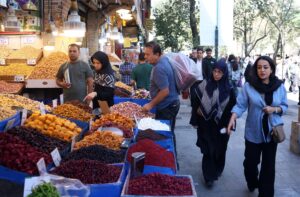 Teherán, 29 sep (EFE).- Iraníes comprando en el Grand Bazar de Teherán. El regreso de las sanciones del Consejo de Seguridad Nacional de la ONU contra Irán ha encendido la preocupación y la incertidumbre en una población que siente cada día el impacto directo en sus bolsillos y en su vida diaria de una inflación superior al 45 % y un rial en mínimos históricos. EFE/EPA/ABEDIN TAHERKENAREH