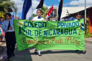 Estudiantes sostienen un cartel durante la marcha de estudiantes en honor al 204 aniversario de independencia de Centroamérica este lunes, en (Nicaragua). EFE/ STR