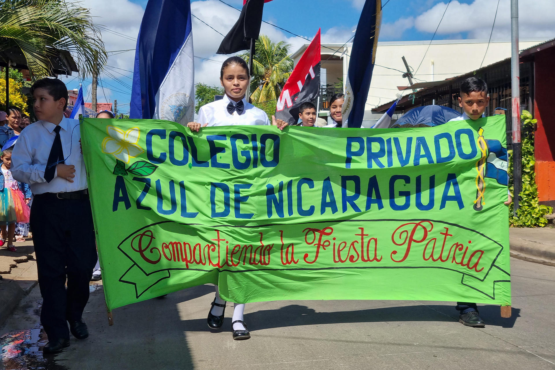 Estudiantes sostienen un cartel durante la marcha de estudiantes en honor al 204 aniversario de independencia de Centroamérica este lunes, en (Nicaragua). EFE/ STR
