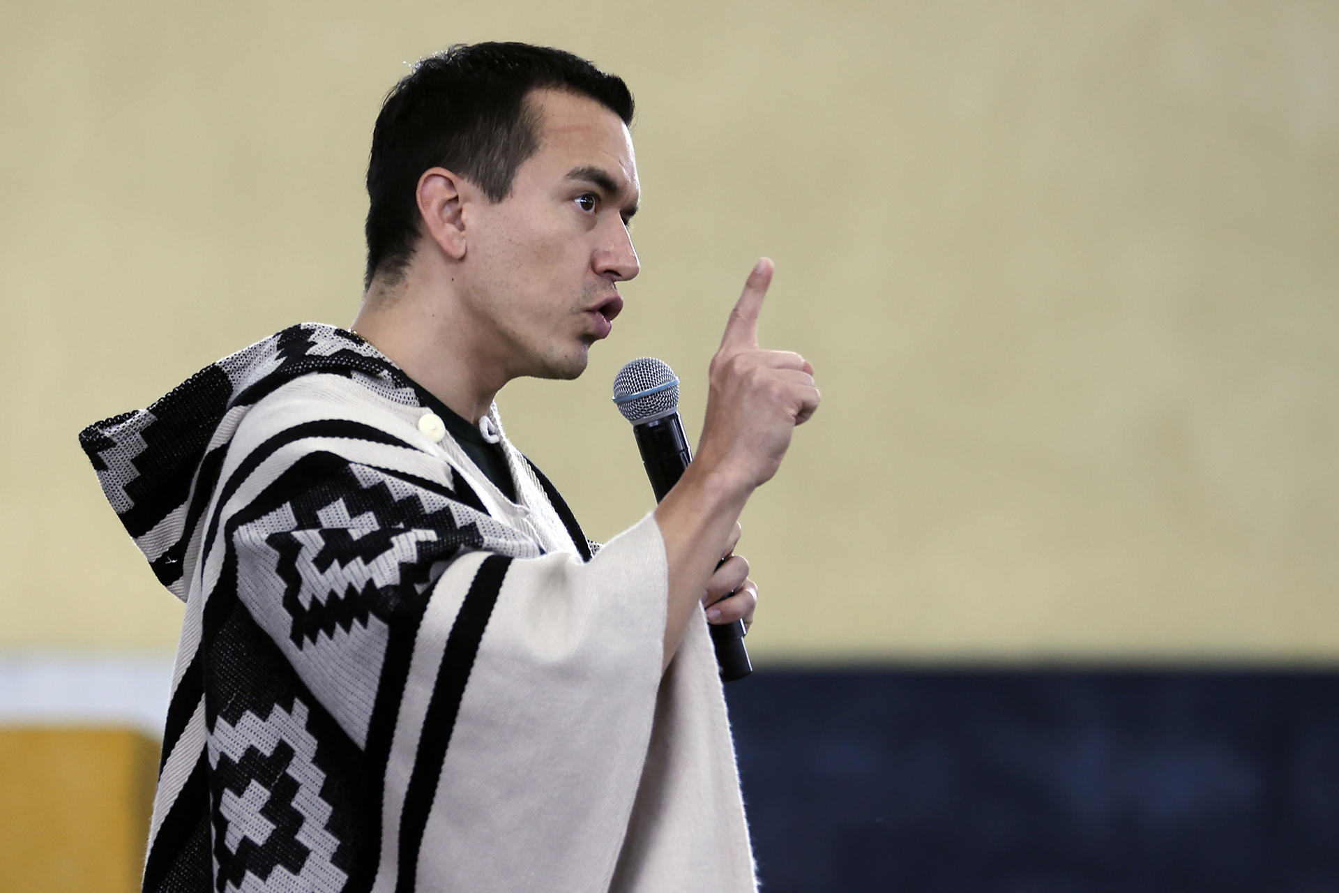 El presidente de Ecuador, Daniel Noboa, habla durante un acto público este miércoles, en Otavalo (Ecuador). EFE/ José Jácome