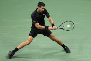 El serbio Novak Djokovic en acción contra Jan-Lennard Struff de Alemania durante la cuarta ronda del Abierto de EE.UU. de Tenis en el Centro Nacional de Tenis USTA Billie Jean King en Flushing Meadows, Nueva York (EE.UU.). EFE/BRIAN HIRSCHFELD
