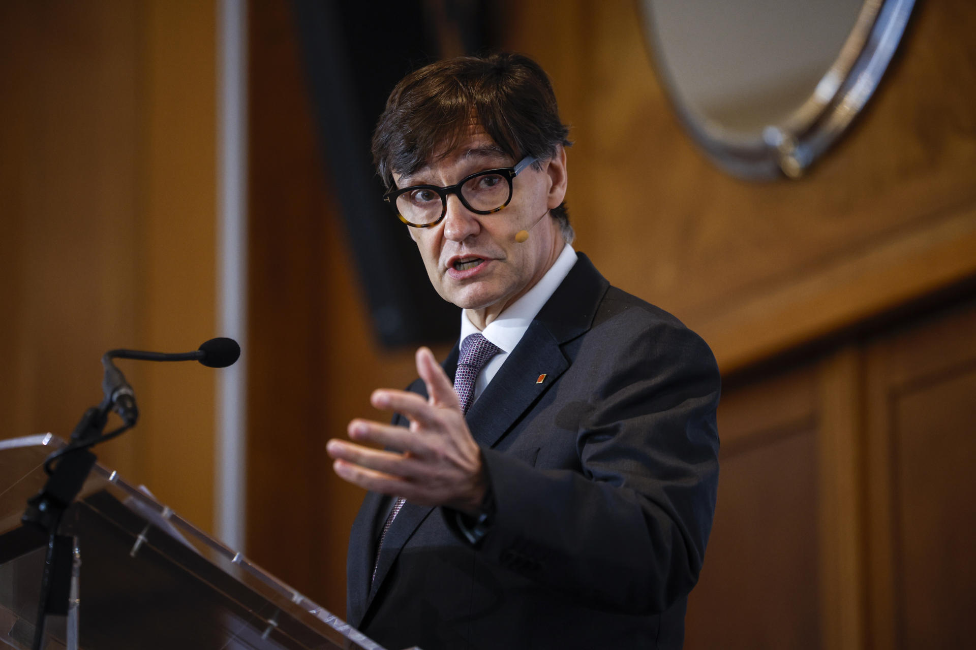 El presidente de la Generalitat catalana, Salvador Illa, durante su intervención en el encuentro informativo organizado por el diario Levante EMV y El Periódico de Catalunya. EFE/Biel Aliño