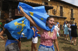 Vecinos de la parroquia de Valdesoto, en el municipio de Siero, festejan tras haber recibido el premio al Pueblo Ejemplar de Asturias 2025 que cada año concede la Fundación Princesa de Asturias. EFE/Juan González