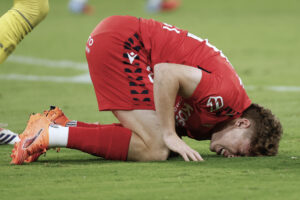 El delantero de Osasuna, Victor Muñoz, se duele tras recibir una falta durante el encuentro correspondiente a la jornada 7 de Laliga EA Sports que disputaron Betis y Osasuna en el estadio de La Cartuja, en Sevilla. EFE / Julio Muñoz.