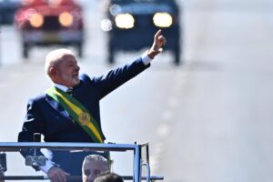 El presidente de Brasil, Luiz Inácio Lula da Silva, al encabezar este domingo, 7 de septiembre, el desfile del Día de la Independencia de su país, en la Explanada de los Ministerios, en Brasilia (Brasil). EFE/Andre Borges