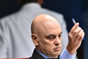 El magistrado de la Suprema Corte de Brasil e instructor del juicio contra Jair Bolsonaro por supuesto intento de golpe de Estado, Alexandre de Moraes, al intervenir este martes, 9 de septiembre, durante la apertura de su voto, en el Supremo Tribunal Federal en Brasilia (Brasil). EFE/Andre Borges
