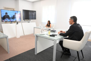 El presidente del Gobierno, Pedro Sánchez, ha intervenido este jueves por videoconferencia en la reunión de la Coalición de Voluntarios celebrada en París (Francia), en la que han participado una veintena de jefes de Gobierno. EFE/ Borja Puig De La Bellacasa / Secretaría de Estado de Comunicación***SOLO USO EDITORIAL/SOLO DISPONIBLE PARA ILUSTRAR LA NOTICIA QUE ACOMPAÑA (CRÉDITO OBLIGATORIO)***