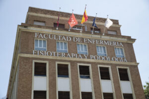 Imagen de archivo (06/06/2025) de la fachada de la Facultad de Enfermería, Fisioterapia y Podología en el campus de la Universidad Complutense Madrid. EFE/Alberto Aguado