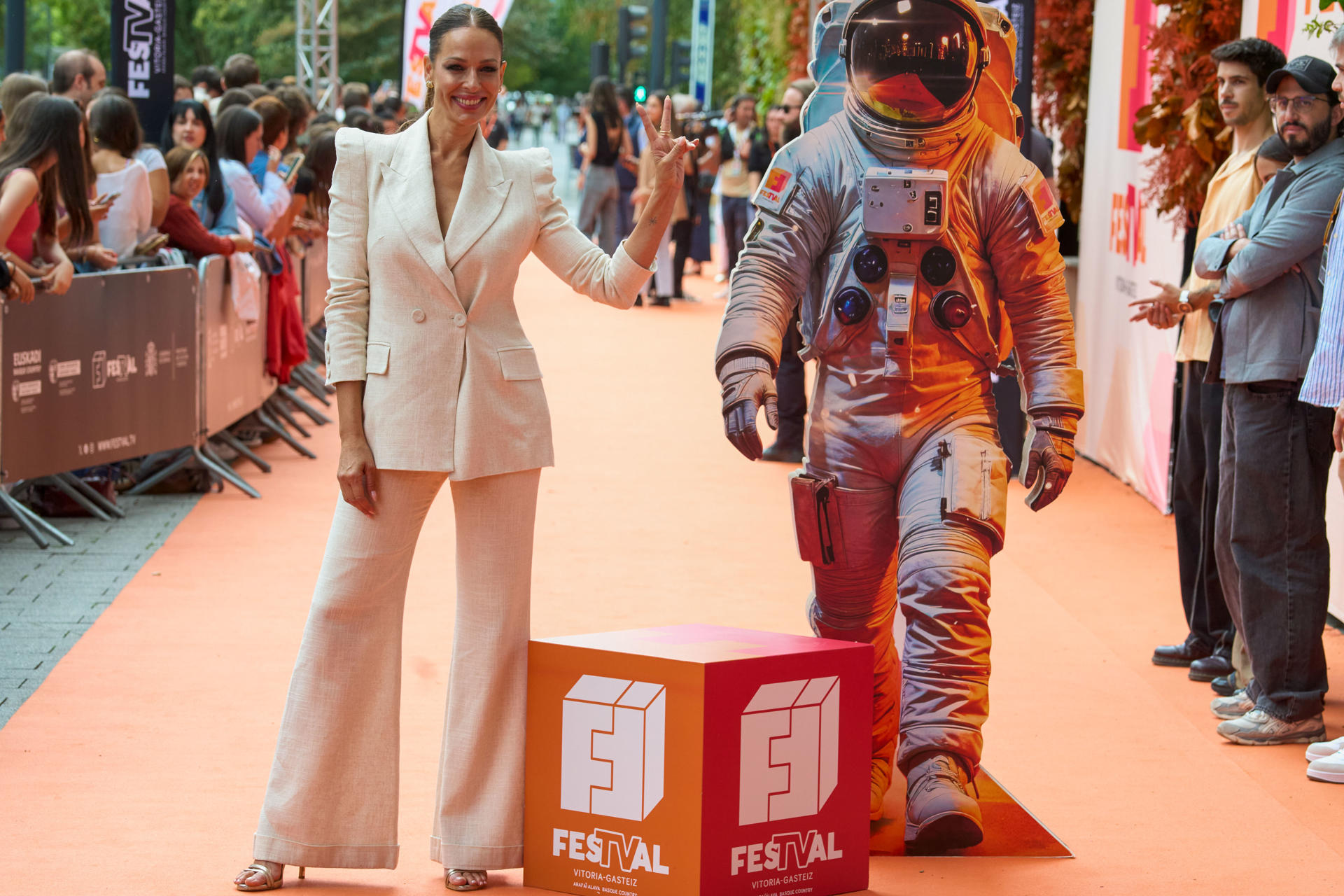 La presentadora del programa, Eva González, presenta este lunes la duodécima edición de 'La Voz' en el Festival de Televisión de Vitoria. EFE/ L. Rico