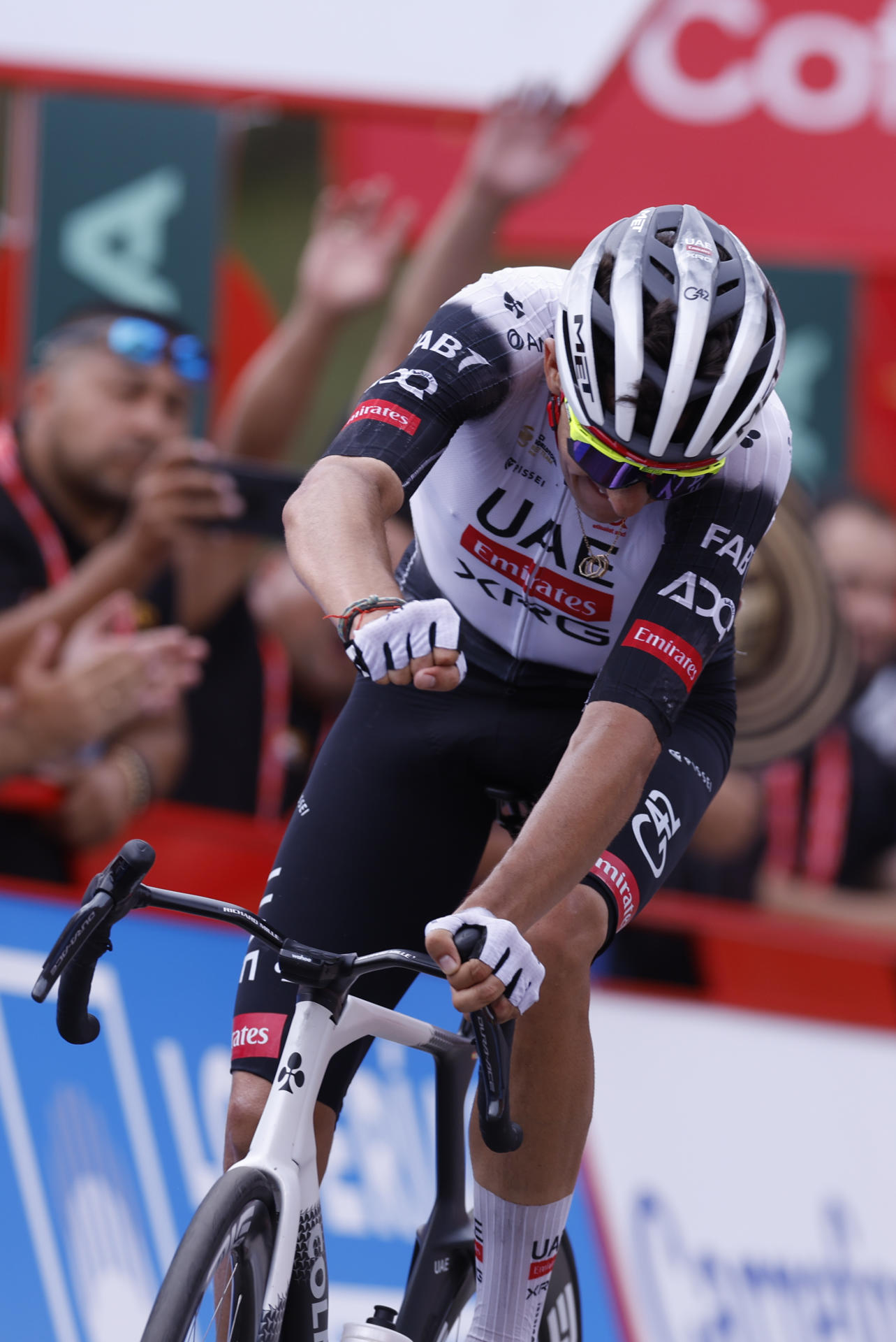 ALTO DE LA FERRAPONA (ASTURIAS), 06/09/2025.- El español Marc Soler (UAE Team) entra vencedor en la decimocuarta etapa de la Vuelta ciclista a España que se disputa este sábado sobre 135,9 kilómetros en Asturias con comienzo en Avilés y final en las duras rampas del Alto de la Ferrapona, en los lagos de Somiedo. EFE/Javier Lizon