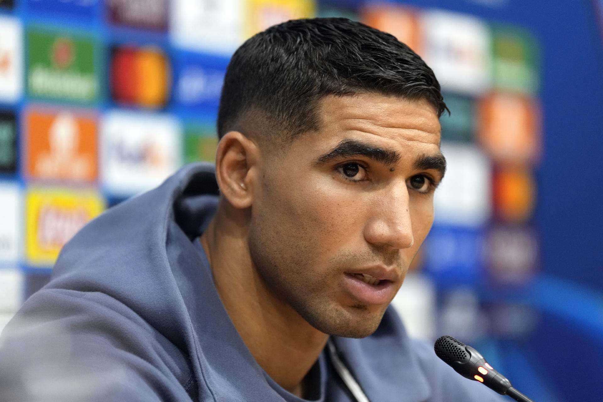 El jugador del PSG Achraf Hakimi durante la rueda de prensa que ha ofrecido este martes martes en el Estadi Olímpic Lluis Companys donde mañana se enfrentarán al FC Barcelona en la segunda jornada de la Liga de Campeones. EFE/Alejandro García