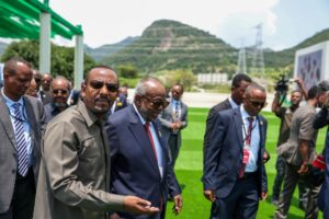 El primer ministro de Etiopía, Abiy Ahmed Ali (I), asiste a la inauguración de la Gran Presa del Renacimiento Etíope (GERD) en el río Nilo Azul en la región de Benishangul-Gumuz, Etiopía, el 9 de septiembre de 2025. La GERD es una central hidroeléctrica de 6.450 MW que se extiende 1,78 km a lo largo de un valle y tiene una altura de 145 m. (Etiopía) EFE/EPA/STR
high. (Etiopía) EFE/EPA/STR