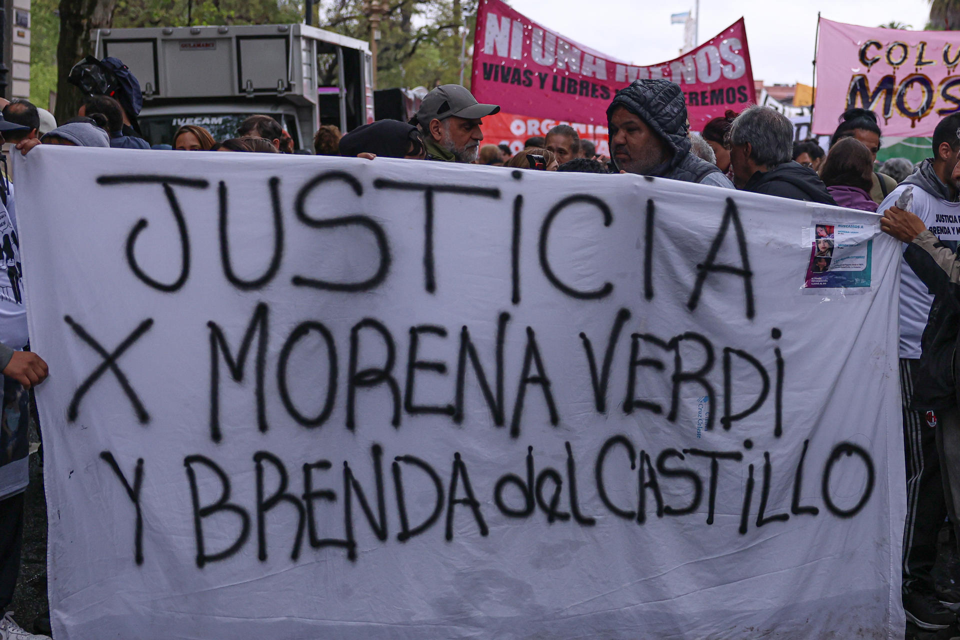 Personas sostienen un cartel durante una manifestación este sábado, por el feminicidio de Brenda Loreley Del Castillo, Morena Verdi y Lara Morena Gutiérrez, en Buenos Aires (Argentina). EFE/ Adan González
