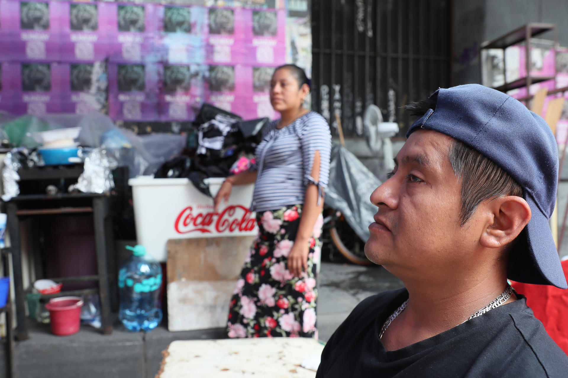 Nancy Florencia y Gerardo, afectados por un desalojo posan este jueves, en la Ciudad de México (México). EFE/ Mario Guzmán