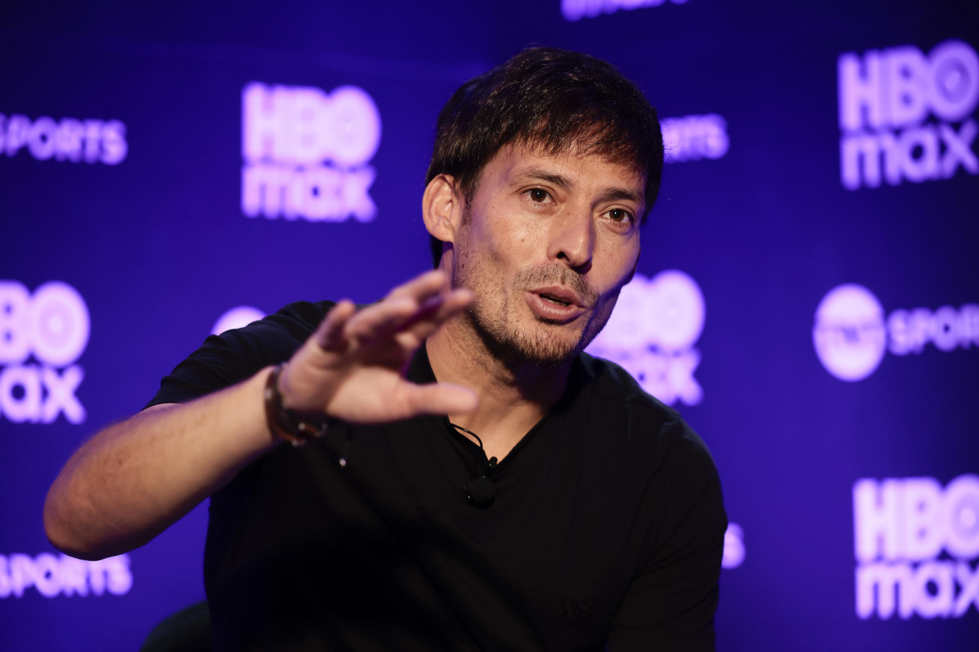 El exfutbolista español David Silva, participa durante una entrevista con EFE este sábado, en la Ciudad de México (México). EFE/José Méndez
