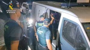 La Guardia Civil ha detenido a ocho personas e impuesto una orden de búsqueda contra un noveno integrante de una organización criminal dedicada al tráfico de drogas que secuestró y torturó durante tres días a uno de sus miembros al responsabilizarlo de la pérdida de cocaína y heroína en la provincia de Cádiz. EFE/Guardia Civil/ SOLO USO EDITORIAL/SOLO DISPONIBLE PARA ILUSTRAR LA NOTICIA QUE ACOMPAÑA (CRÉDITO OBLIGATORIO)