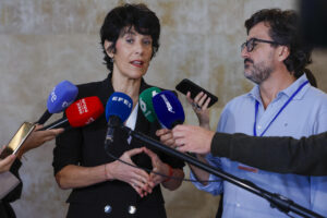 La ministra de Inclusión, Seguridad Social y Migraciones, Elma Saiz, atiende a los medios en el marco de su intervención en el conversatorio 'El círculo vicioso de la xenofobia' este lunes, en Madrid.EFE/ Javier Lizón