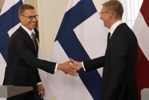 El presidente de Finlandia, Alexander Stubb (I), y su homólogo letón, Edgars Rinkēvičs (D), este martes en Riga. EFE/EPA/TOMS KALNINS