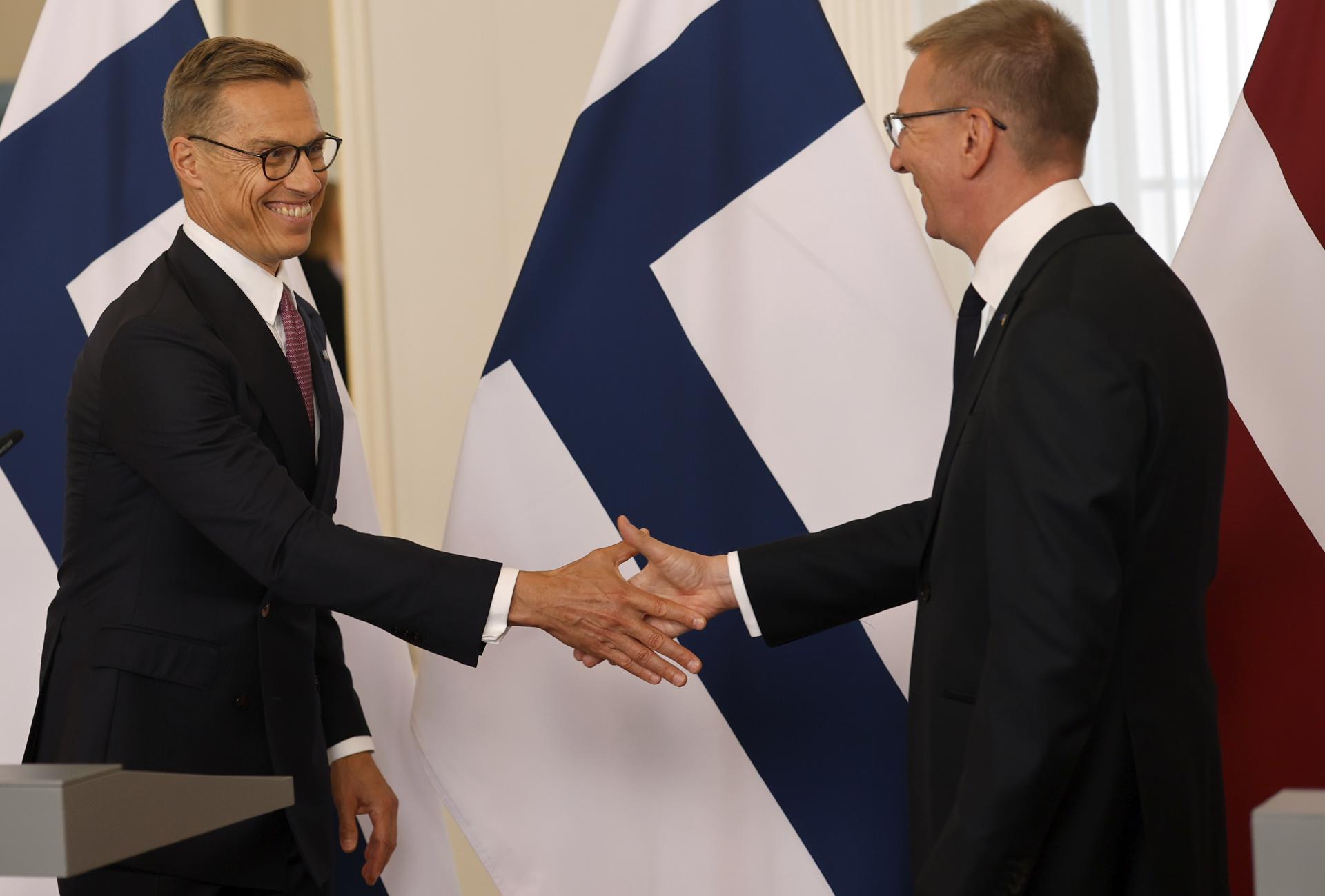 El presidente de Finlandia, Alexander Stubb (I), y su homólogo letón, Edgars Rinkēvičs (D), este martes en Riga. EFE/EPA/TOMS KALNINS