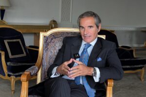 El  director general del Organismo Internacional de la Energía Atómica (OIEA), el argentino Rafael Grossi, habla con EFE durante una entrevista este lunes, en la sede de la ONU en Nueva York (Estados Unidos). EFE/ Eduard Ribas