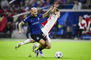 El jugador del Inter Federico Dimarco (I) y el dej Ajax Oliver Edvardsen en acción durante el partido de la fase de liga que han jugado Ajax y FC Internazionale Milano en Amsterdam, en, Países Bajos.EFE/EPA/Olaf Kraak