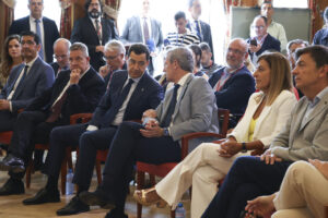 Los presidentes de Cantabria, María José Sáenz de Buruaga (2d), Andalucía, Juanma Moreno (3i), Castilla-La Mancha, Emiliano García-Page (2i), y Galicia, Alfonso Rueda (3d), participan en un curso de la Universidad Internacional Menéndez Pelayo (UIMP) sobre el Comité de las Regiones de la UE, este miércoles en Santander. EFE/Celia Agüero Pereda