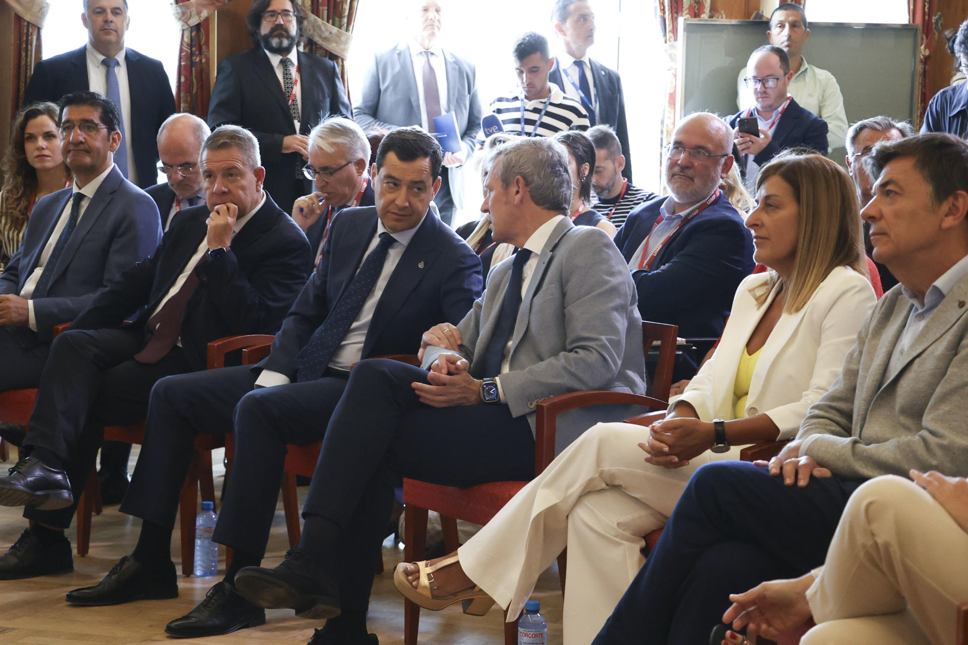 Los presidentes de Cantabria, María José Sáenz de Buruaga (2d), Andalucía, Juanma Moreno (3i), Castilla-La Mancha, Emiliano García-Page (2i), y Galicia, Alfonso Rueda (3d), participan en un curso de la Universidad Internacional Menéndez Pelayo (UIMP) sobre el Comité de las Regiones de la UE, este miércoles en Santander. EFE/Celia Agüero Pereda