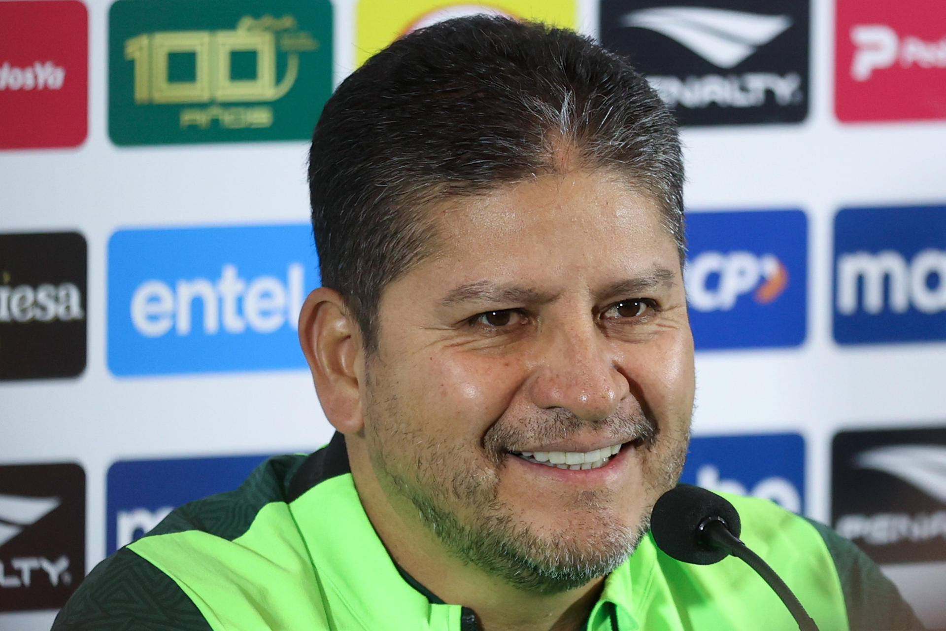 El seleccionador de Bolivia, Óscar Villegas, habla durante una rueda de prensa en La Paz. EFE/Luis Gandarillas