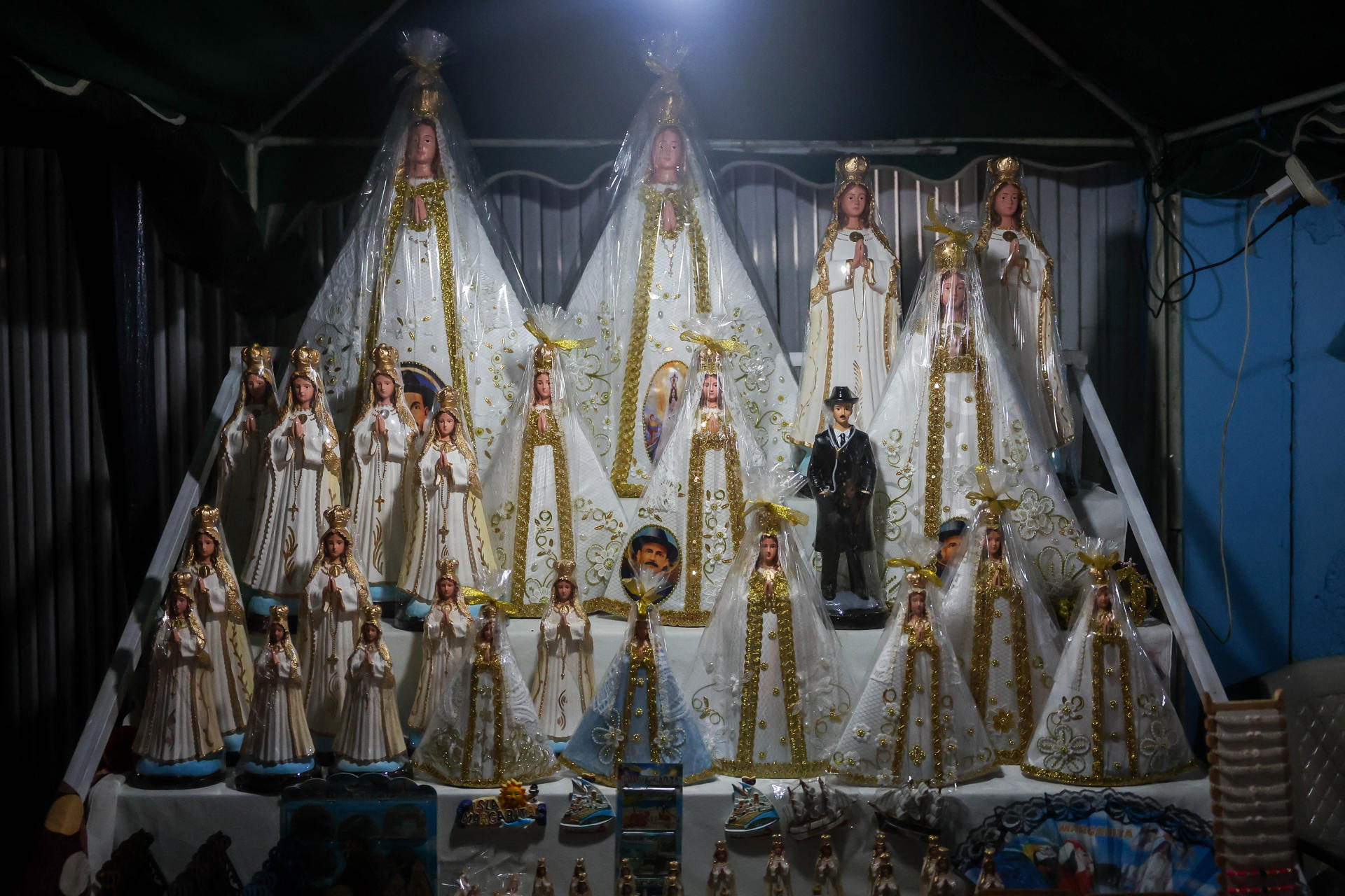 Fotografía del 7 de septiembre de 2025 que muestra imágenes de la Virgen del Valle, en Isla de Margarita (Venezuela). EFE/ Miguel Gutiérrez