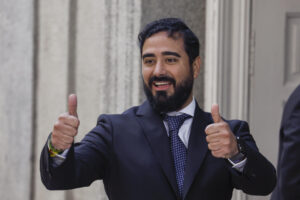MADRID, 06/06/2025.- El eurodiputado Luis Pérez Fernández, conocido como Alvise, a su llegada al Tribunal Supremo donde este viernes presta declaración en la causa abierta por la difusión de una prueba falsa de covid del exministro de Sanidad y presidente de la Generalitat catalana, Salvador Illa, en 2021. EFE/Javier Lizón