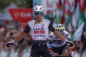 El ciclista español del Emirates UAE Juan Ayuso, celebra la victoria conseguida en la duodécima etapa de la Vuelta Ciclista a España 2025 este jueves en Laredo (Cantabria). EFE/Javier Lizón