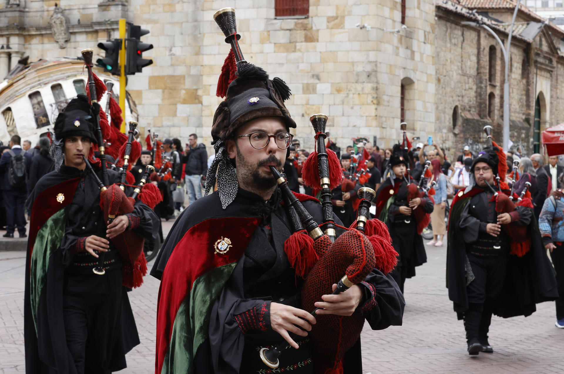 Integrantes de la Real Banda de Gaitas de Galicia realizan un recorrido por el centro de la ciudad durante la Bienal Internacional de Arte y Ciudad BOG25 este martes, en Bogotá (Colombia). EFE/ Mauricio Dueñas Castañeda

