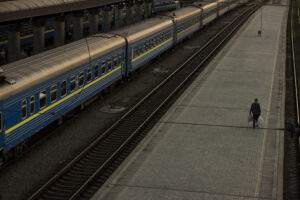 Un hombre camina en un andén de trenes de la "Ukrzaliznytsia", la empresa estatal de ferrocarriles de Ucrania. EFE/Orlando Barría