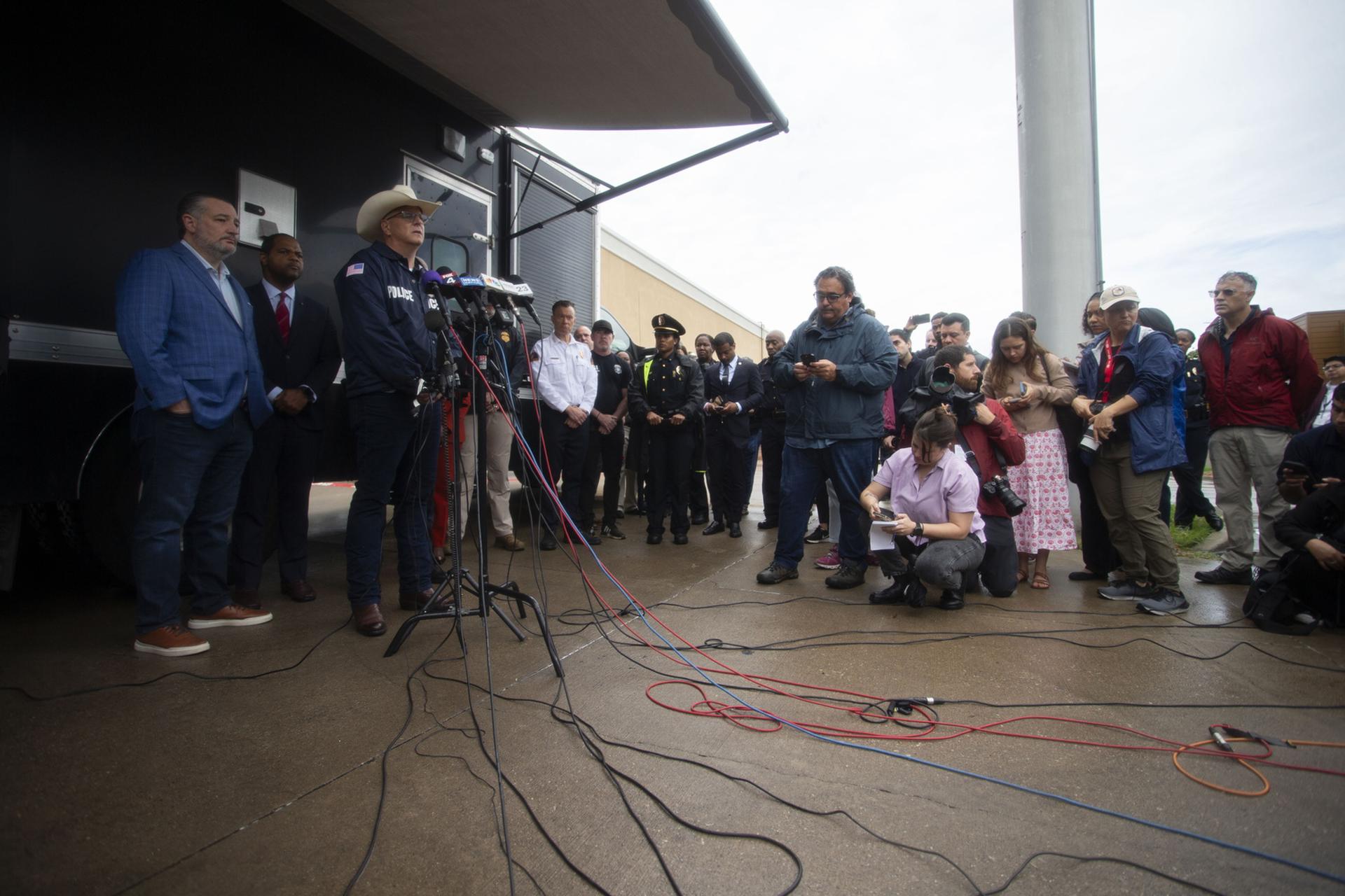 El agente Joshua Johnson del Servicio de Inmigración y Control de Aduanas (ICE) de Estados Unidos se dirige una conferencia de prensa tras un tiroteo en el centro de detención de ICE en Dallas, Texas, EE.UU., el 24 de septiembre de 2025. EFE/DANIEL MCGREGOR HUYER
