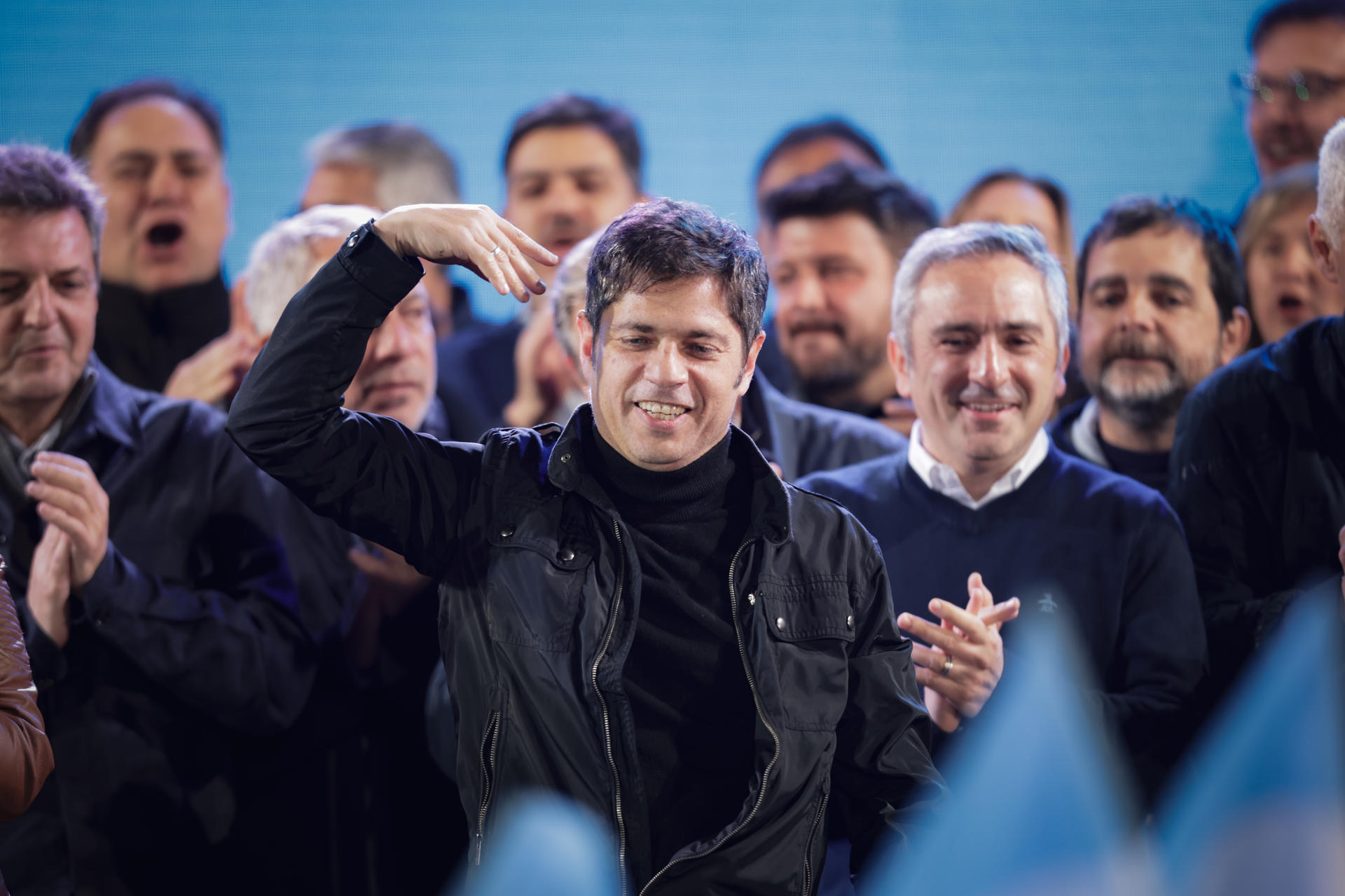 Fotografía cedida por la Gobernación de la provincia de Buenos Aires del gobernador Axel Kicillof hablando luego de conocer los resultados electorales de las elecciones legislativas este domingo, en Buenos Aires (Argentina). EFE/ Nicolas Aboaf /Gobernación provincia de Buenos Aires/