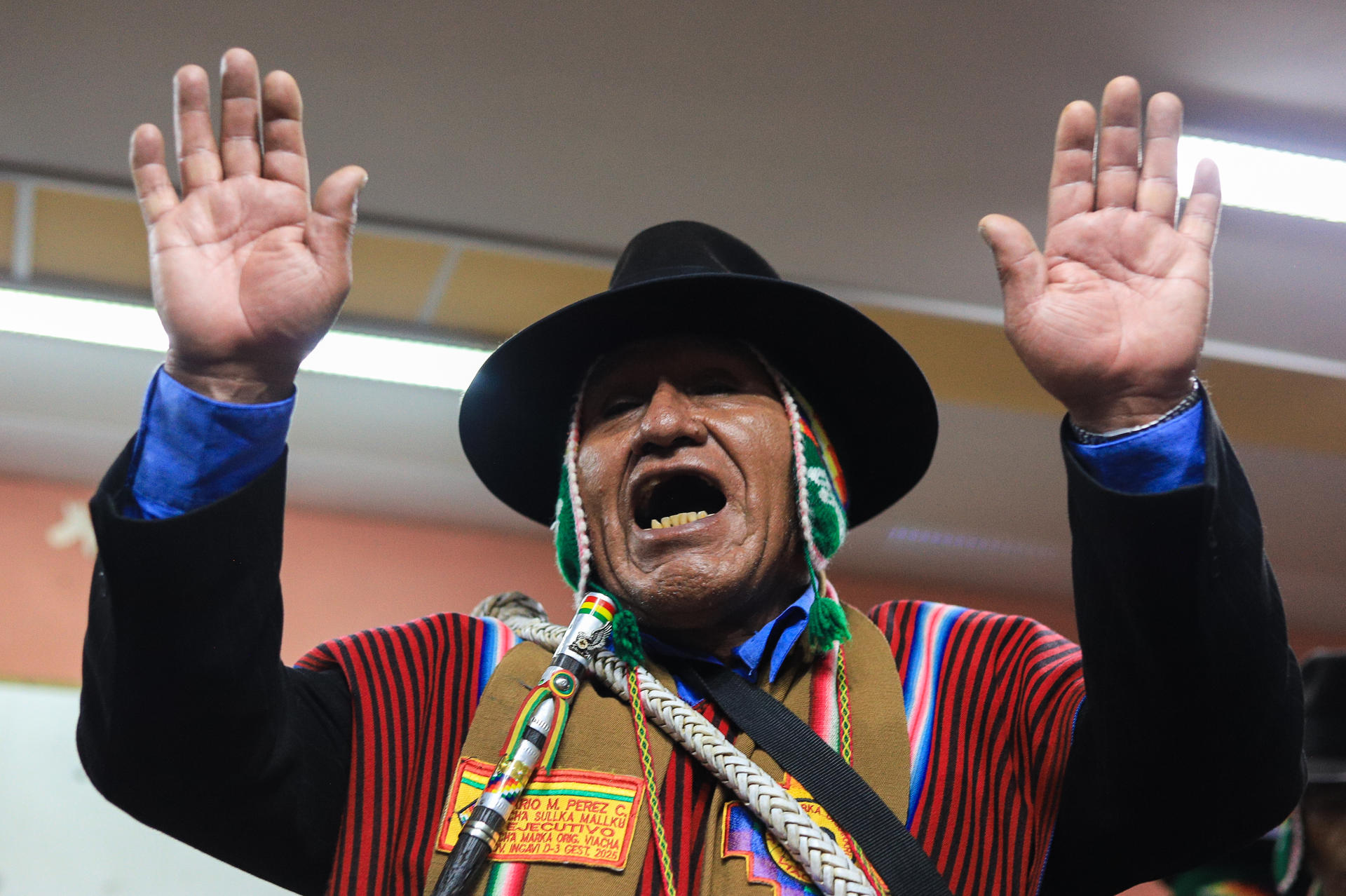 Un hombre aimara participa en una manifestación este lunes, en la alcaldía de Viacha (Bolivia). EFE/ Gabriel Márquez