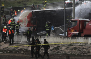 Bomberos controlan un incendio luego del accidente de un camión de gas este miércoles, en Ciudad de México (México). EFE/ Mario Guzmán